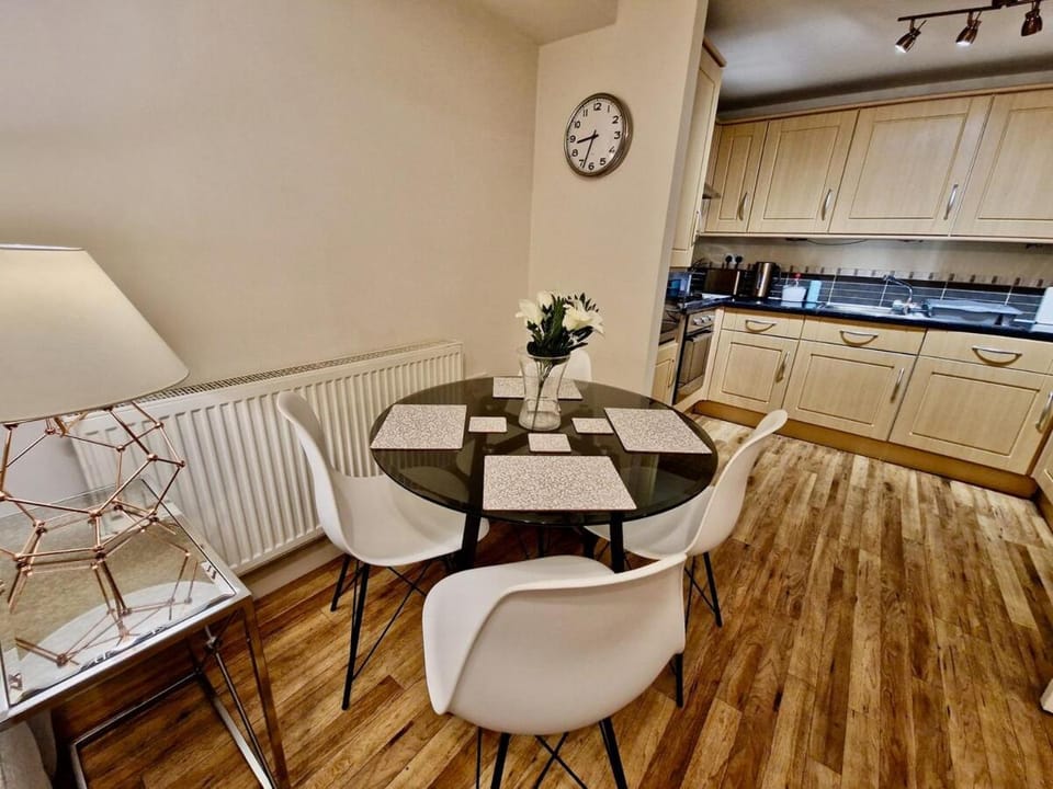 Spacious & Spacious Apt w Study Free Parking Apartment in Coventry