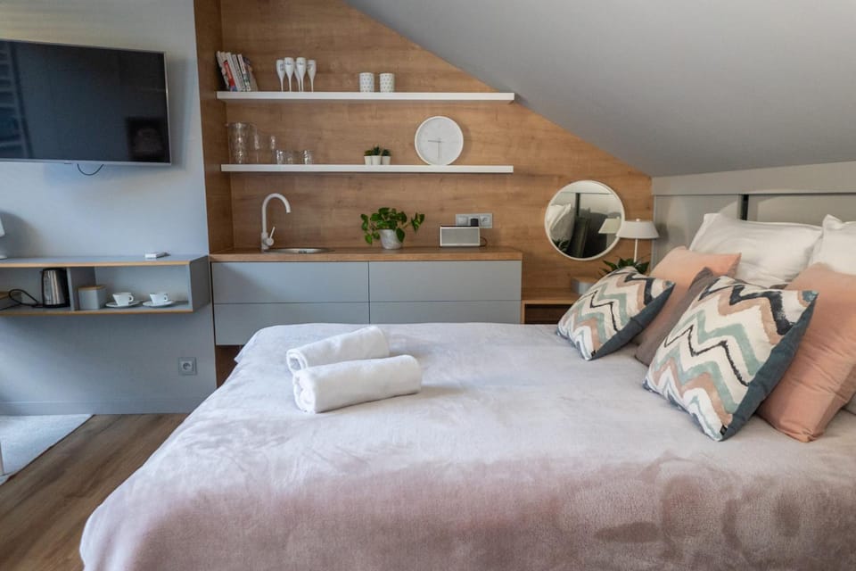Bed, TV and multimedia, Photo of the whole room, Bedroom, towels