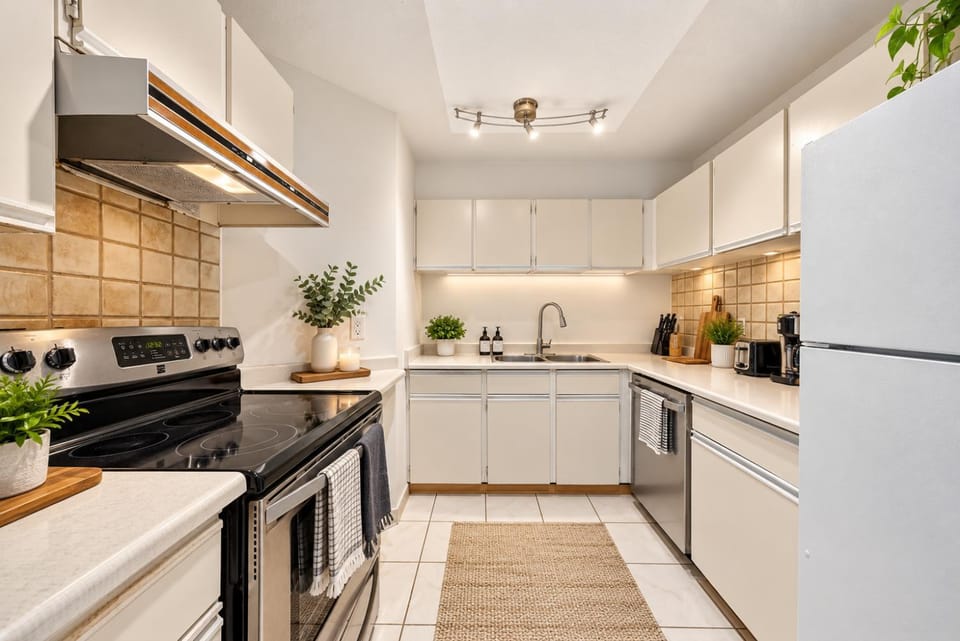 Urban 3BR Retreat Steps from Downtown Apartment in Vancouver