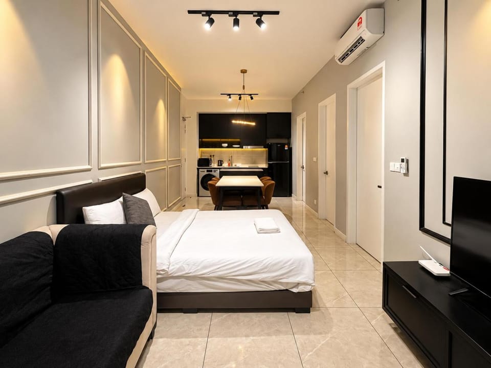 Bed, TV and multimedia, Living room, Photo of the whole room, Seating area, Bedroom, wardrobe