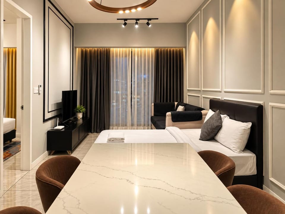 Bed, TV and multimedia, Living room, Photo of the whole room, Seating area, hair dresser