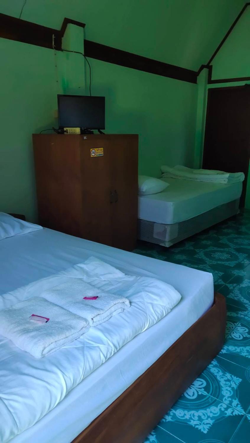 บ้านพี่เรือนน้อง รีสอร์ท House in Thailand