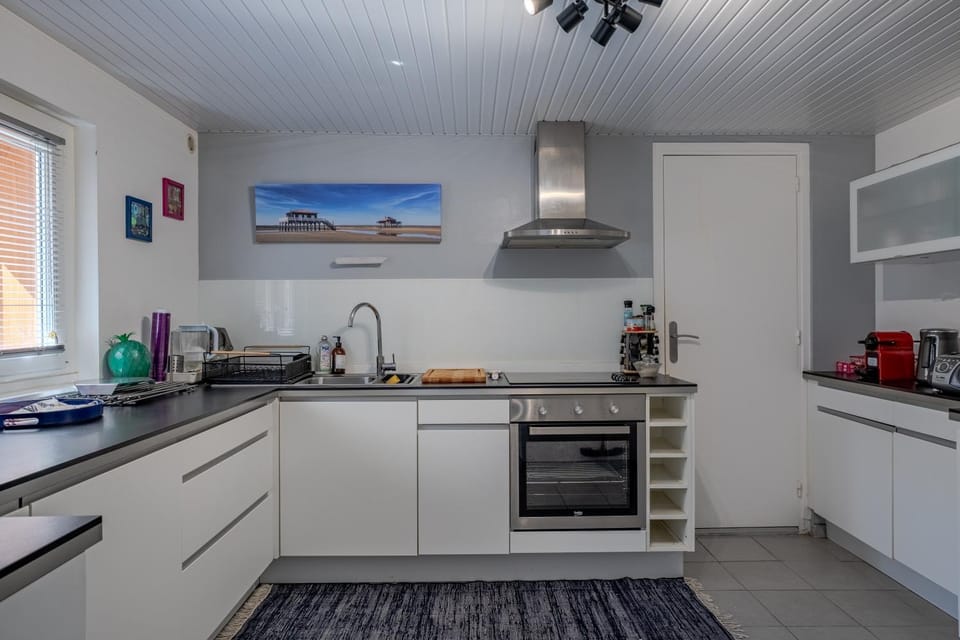 Coffee/tea facilities, Kitchen or kitchenette, dishwasher, oven, stove, toaster