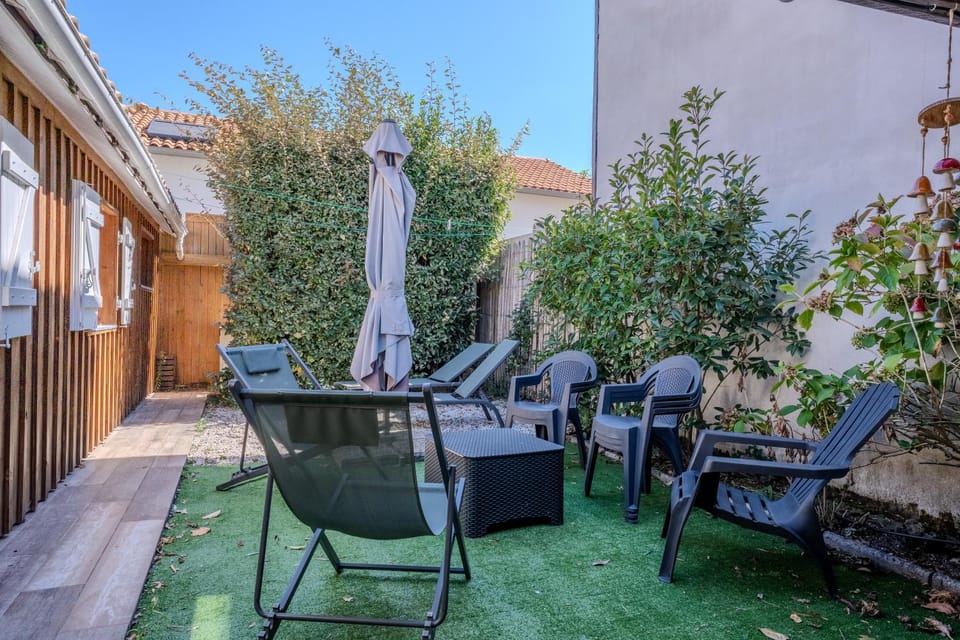 Patio, Garden, Garden view, sunbed