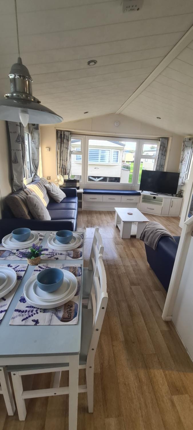 TV and multimedia, Living room, Photo of the whole room, Seating area, Dining area