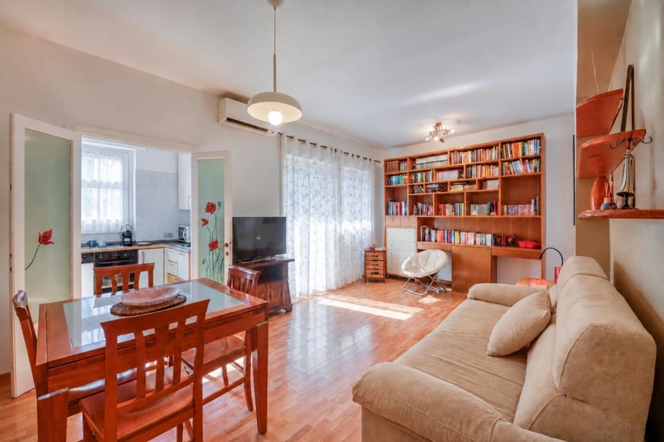 TV and multimedia, Living room, Seating area, Dining area