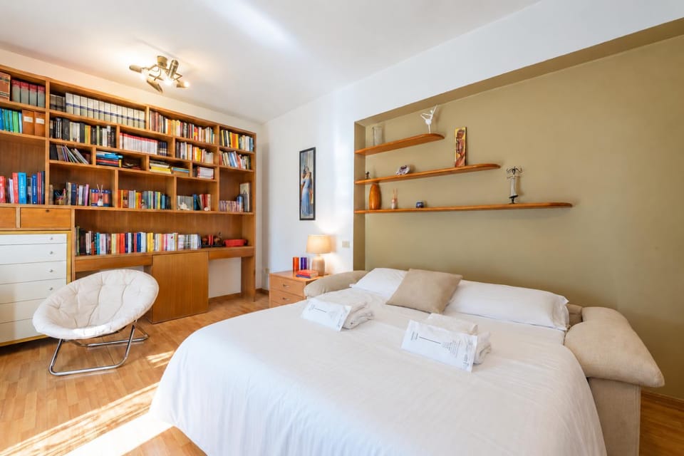 Bed, Living room, Photo of the whole room, towels