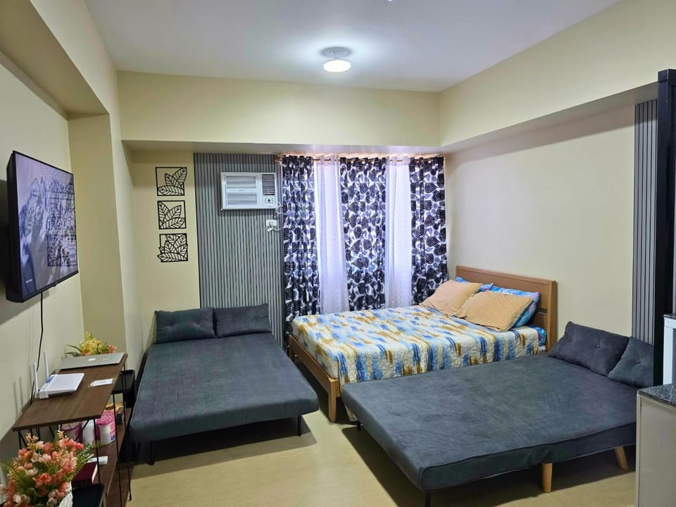 TV and multimedia, Living room, Photo of the whole room, Seating area, Bedroom, air conditioner