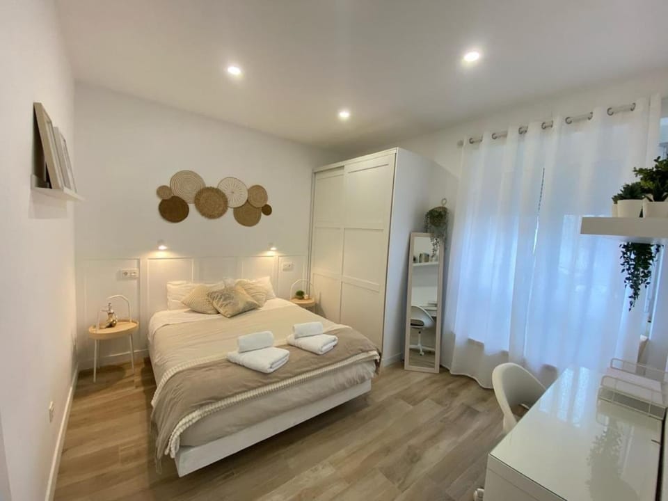 Photo of the whole room, Bedroom