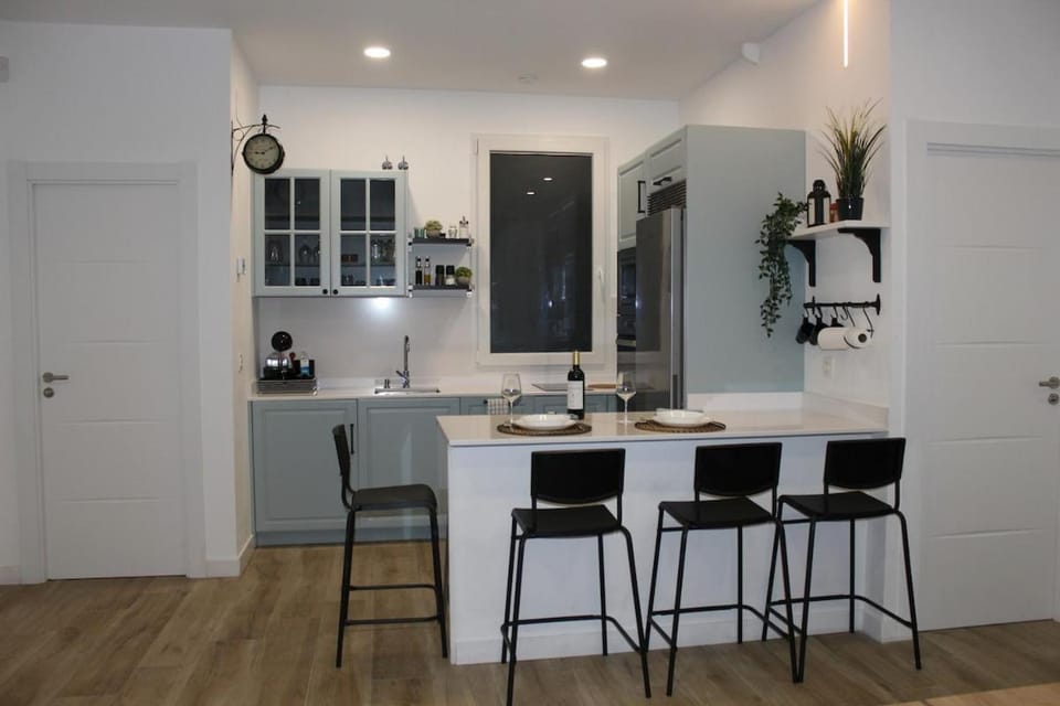 Kitchen or kitchenette, Dining area, stove