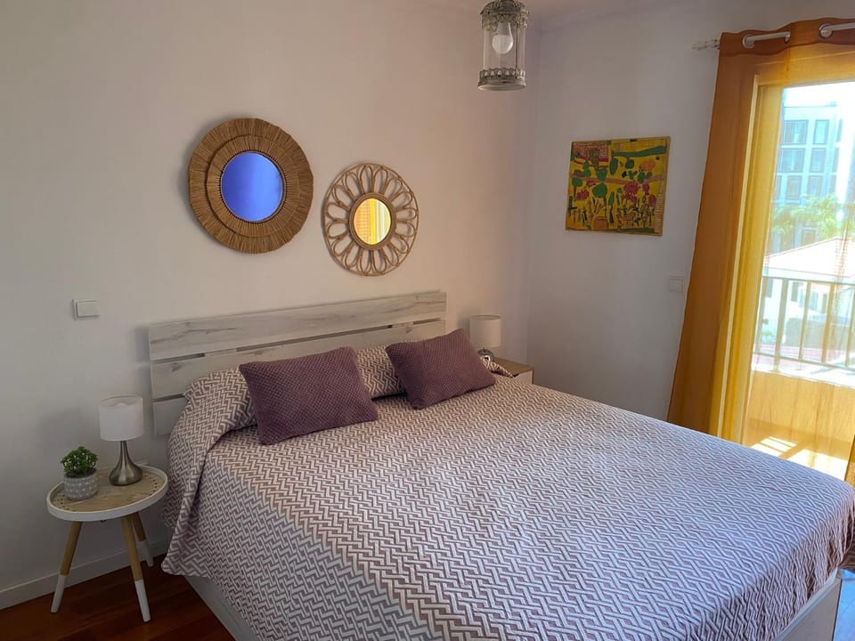 Bed, Balcony/Terrace, Photo of the whole room, Decorative detail, Bedroom, Garden view, Sea view, Inner courtyard view, trouser press