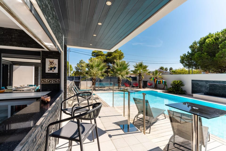 Villa Les Vagues Pool hot tub & beach 500 m away Villa in Agde