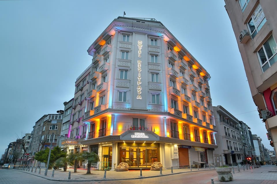 Property building, Off site, Day, Neighbourhood, City view, Street view, Location