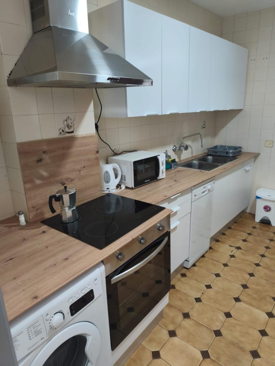 Coffee/tea facilities, Kitchen or kitchenette, dishwasher, stove, toaster
