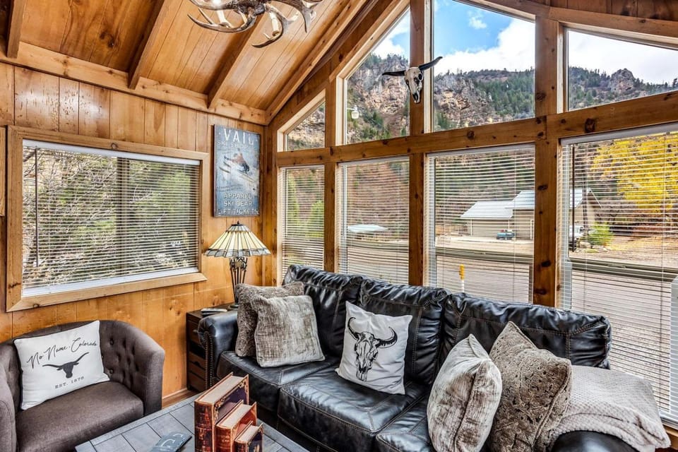 Delightful Cabin with Gas Fireplace & Outdoor Deck in Glenwood Springs, Colorado Cabin in Colorado