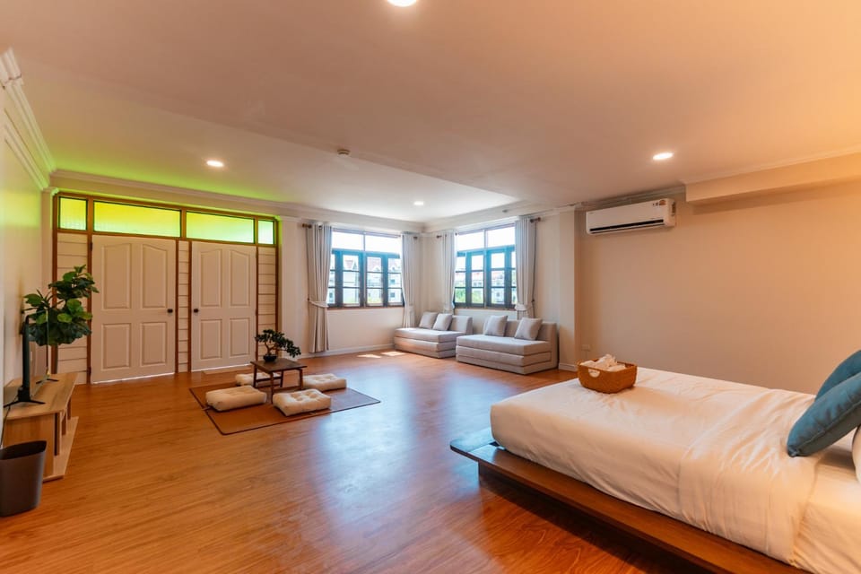 Bed, Living room, Photo of the whole room, air conditioner