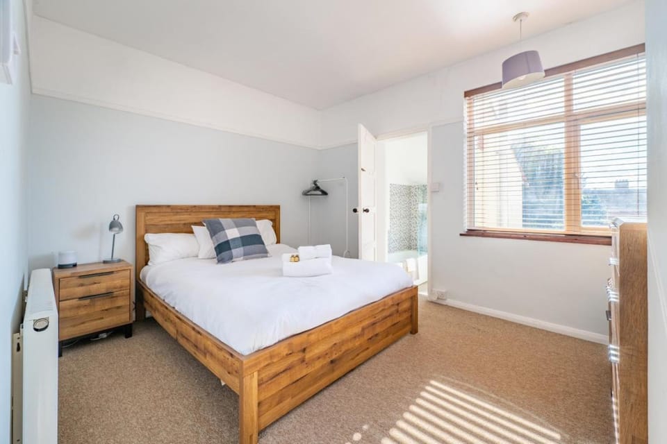 Swift Host | Albany House | Sleeps 4 | Parking | Garden | Good Location House in Norwich