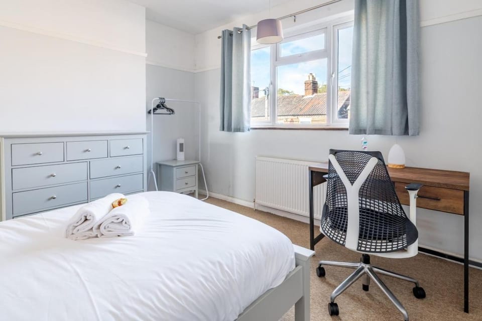 Swift Host | Albany House | Sleeps 4 | Parking | Garden | Good Location House in Norwich