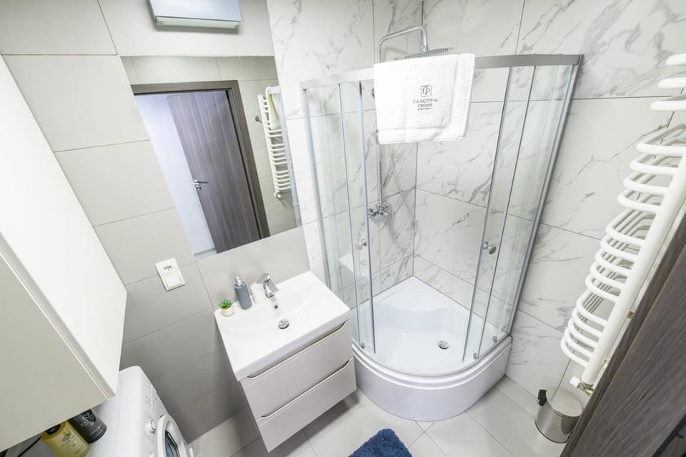 Shower, Toilet, towels