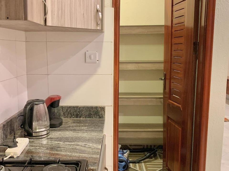 1 Bedroom - 6 mins to Airport - Wanderhome Apartment in Uganda