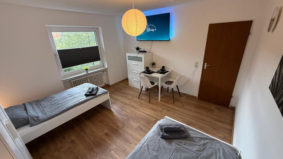 Bed, TV and multimedia, Photo of the whole room, Seating area, Bedroom
