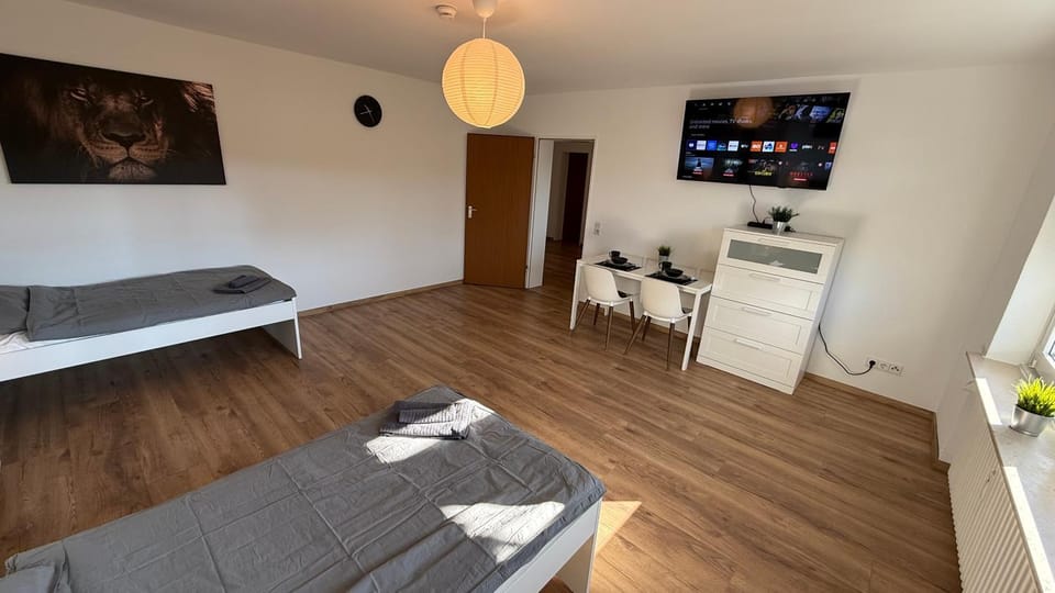 Bed, TV and multimedia, Photo of the whole room, Bedroom