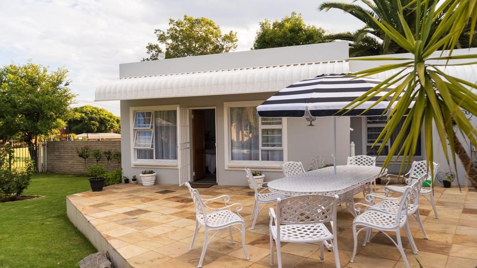 Property building, Patio, Spring, Day, Garden, View (from property/room), Balcony/Terrace, Dining area, Garden view, Swimming pool