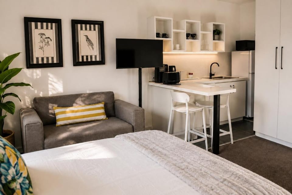 Bed, Kitchen or kitchenette, Living room, Photo of the whole room, Seating area, Dining area, Bedroom