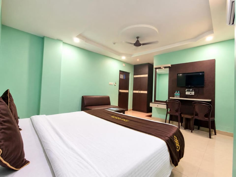 Bed, TV and multimedia, Photo of the whole room, Bedroom