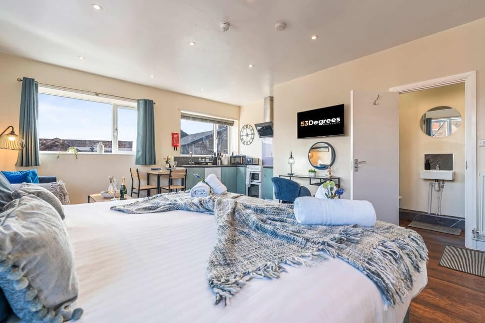 Bed, TV and multimedia, Living room, Seating area, Bedroom