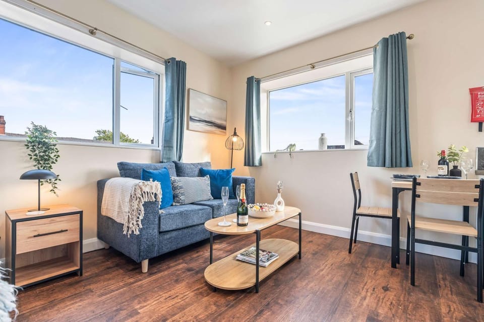 Bed, Living room, Seating area, Dining area, Bedroom