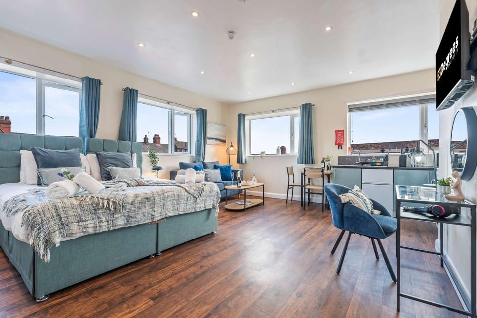 Bed, TV and multimedia, Kitchen or kitchenette, Living room, Seating area, Dining area, Bedroom