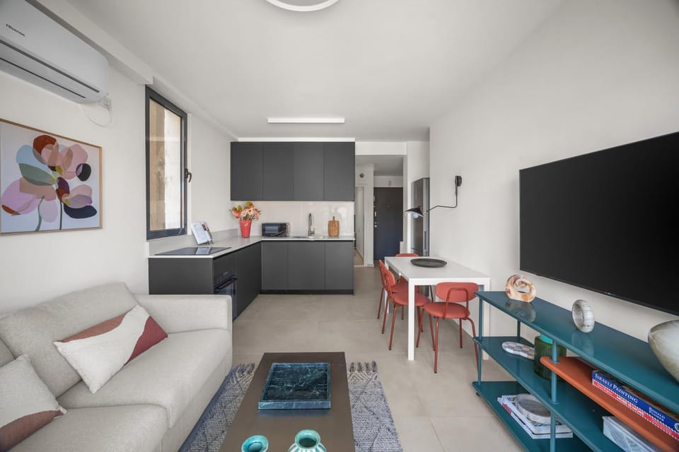 Modern Downtown Apt Balcony Walk Everywhere Apartment in Jerusalem