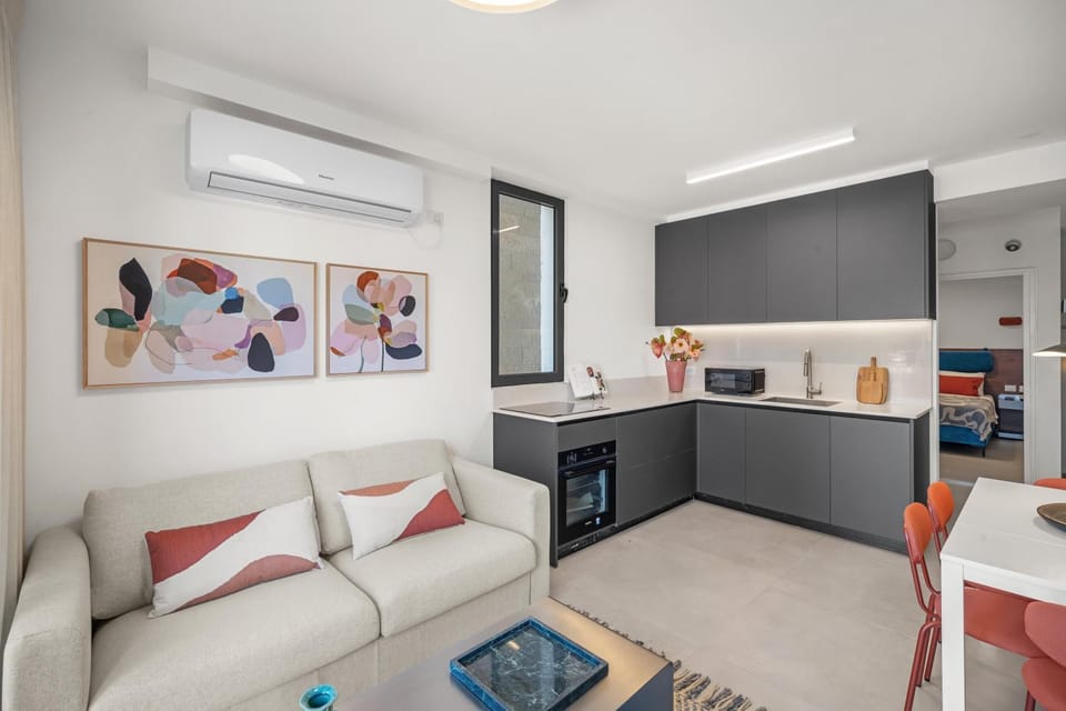 Modern Downtown Apt Balcony Walk Everywhere Apartment in Jerusalem