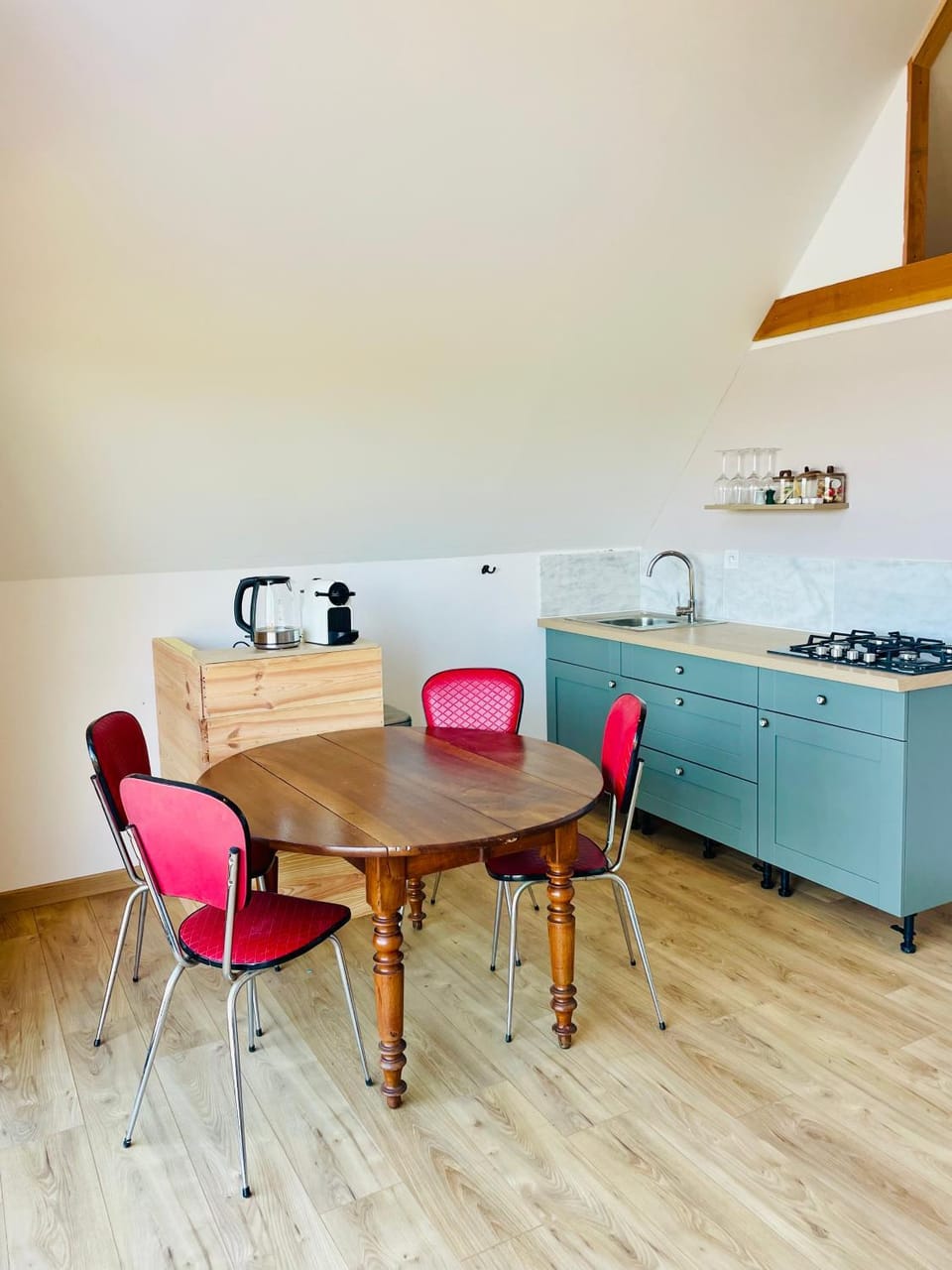 Coffee/tea facilities, Kitchen or kitchenette, Living room, Seating area, Dining area