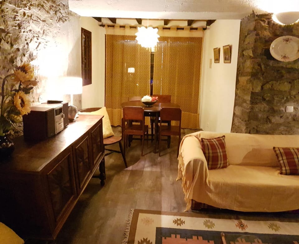 TV and multimedia, Living room, Decorative detail, Seating area