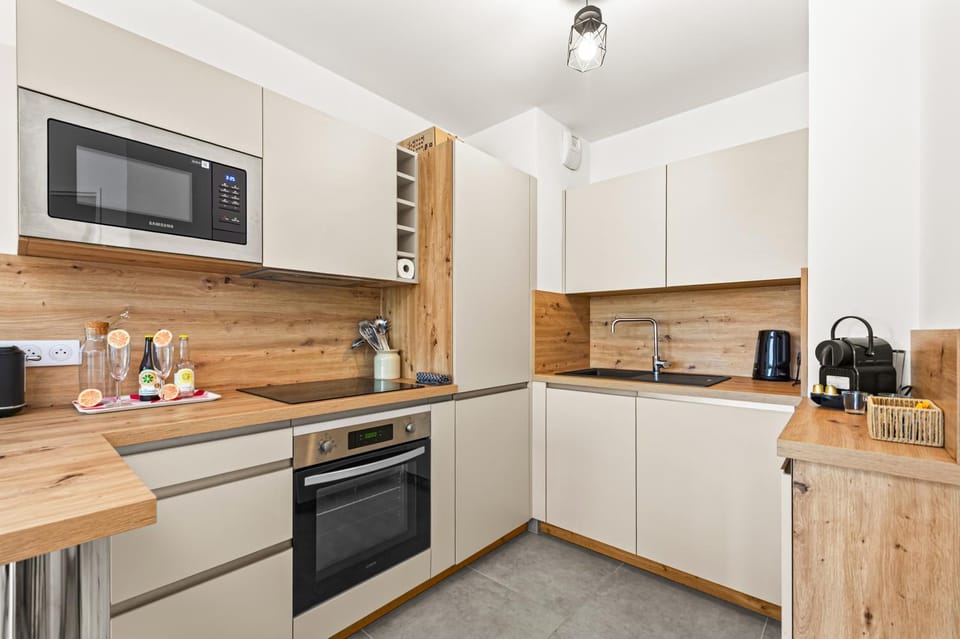 Coffee/tea facilities, Kitchen or kitchenette, dishwasher, oven, stove, toaster