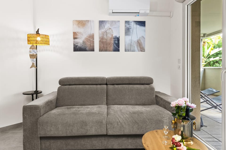 Living room, Seating area, air conditioner
