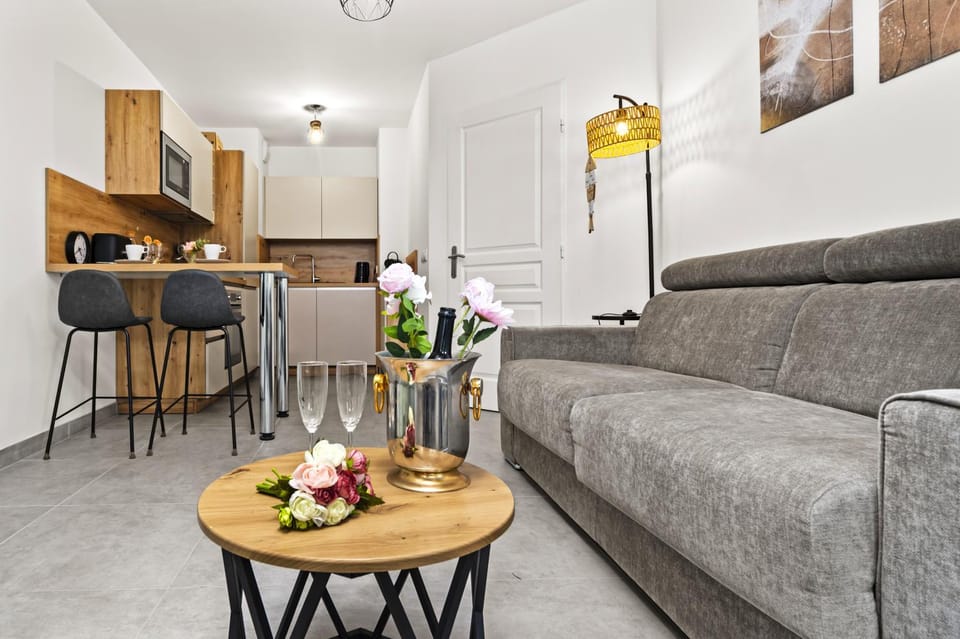 Kitchen or kitchenette, Living room, Seating area, Dining area, stove