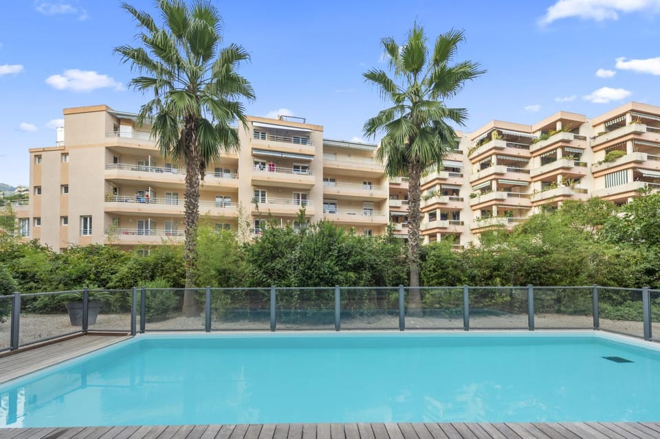 Property building, Day, Swimming pool