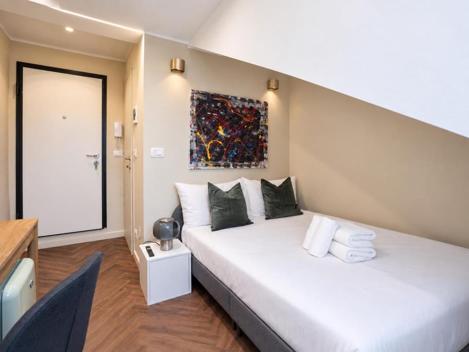 Bed, Photo of the whole room, towels
