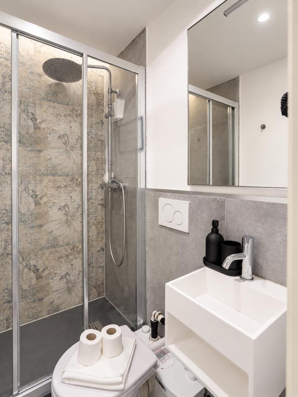 Shower, Toilet, Bathroom, towels
