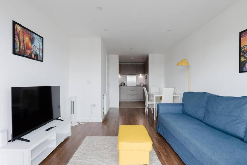 Modern Flat Next to Hackney Downs Station Apartment in London Borough of Hackney