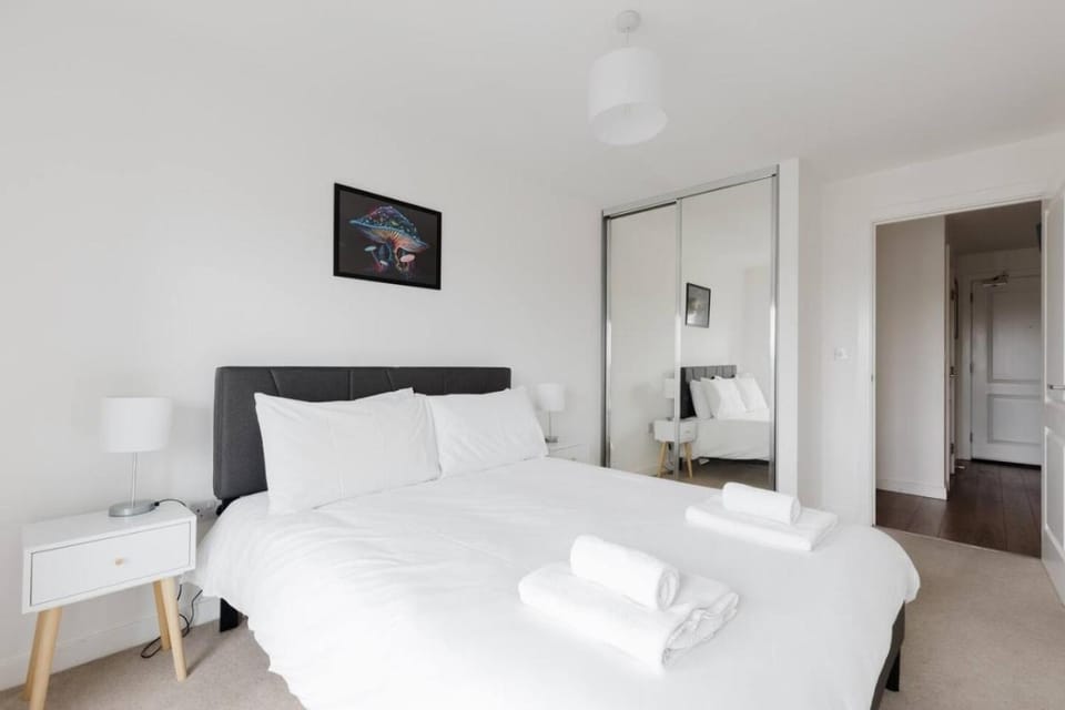 Modern Flat Next to Hackney Downs Station Apartment in London Borough of Hackney