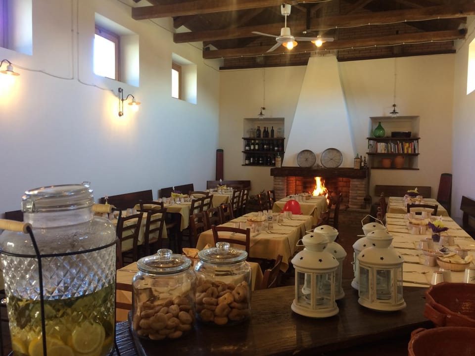 Restaurant/places to eat, On site, Meals, Lunch, Dinner