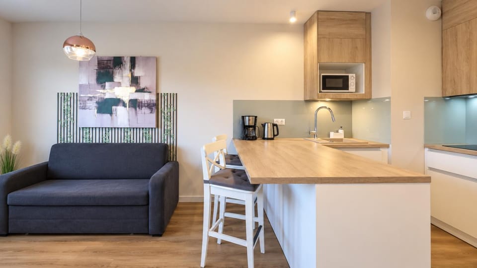 Coffee/tea facilities, Kitchen or kitchenette, Living room, Seating area, Dining area, oven, stove