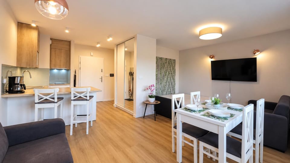 TV and multimedia, Coffee/tea facilities, Kitchen or kitchenette, Living room, Seating area, Dining area, oven, stove, toaster