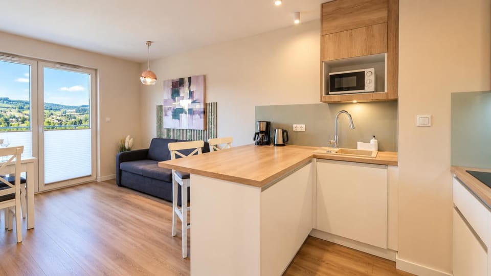 Coffee/tea facilities, Kitchen or kitchenette, Dining area, oven, stove, toaster