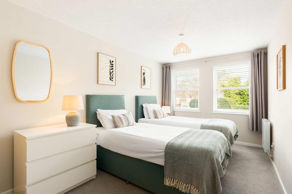 Stylish 2 Bedroom Apartment Close to Royal Leamington Spa Centre with WiFi Free Parking and Fully Equipped Kitchen Apartment in Warwick