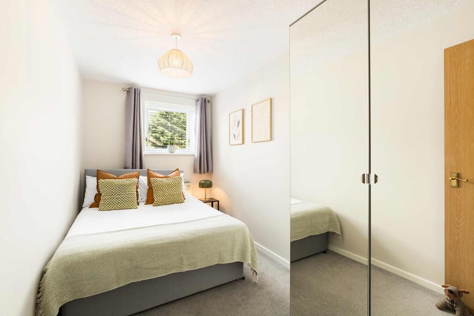 Stylish 2 Bedroom Apartment Close to Royal Leamington Spa Centre with WiFi Free Parking and Fully Equipped Kitchen Apartment in Warwick
